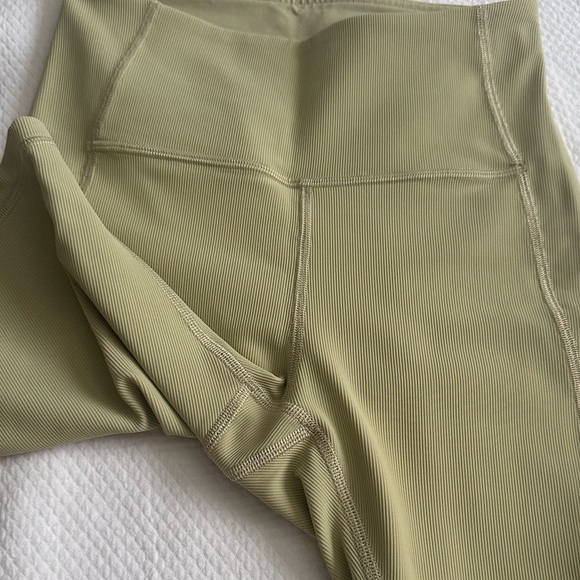 Lululemon Ribbed Contoured High-Rise Short 8" - Dew Green SZ 4 - Picture 5 of 6